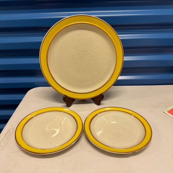 Vintage Rainbow Stoneware 659 Citron Yellow Rim Plates Set Of 3 Microwave Dishwa - Picture 1 of 4